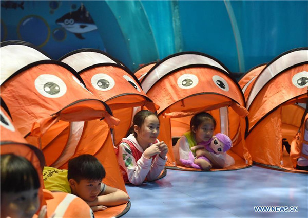 All night camp makes children closer to marine animals in Qingdao